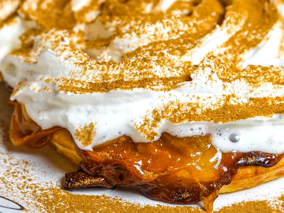 Banowaffle com doce de leite, banana, chantilly e canela
