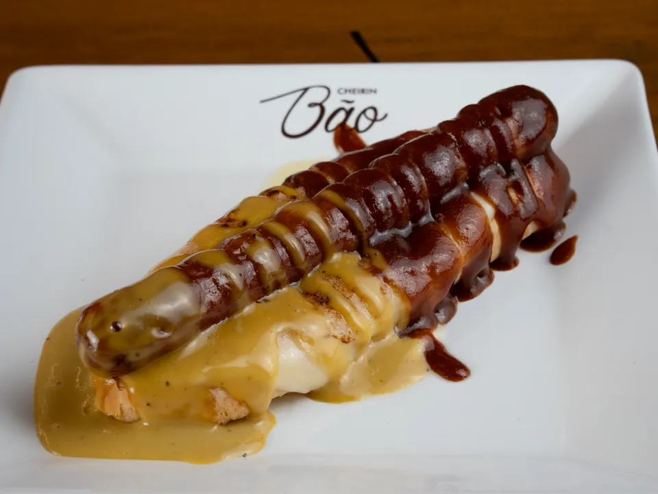 Cachorro Quente Mineiro com linguiça defumada, queijo gratinado e barbecue com goiabada