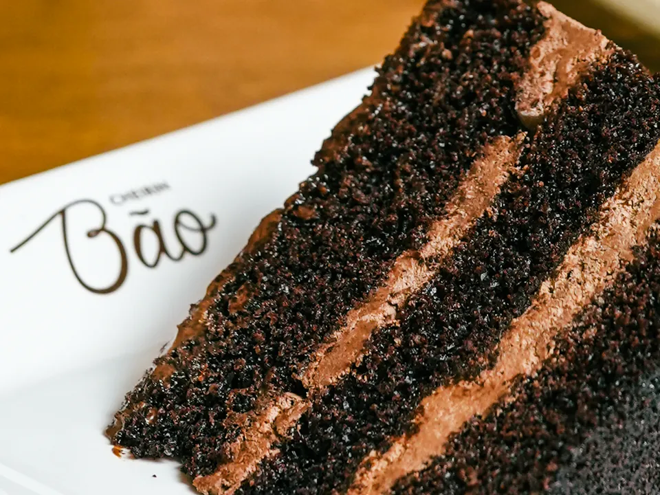 Fatia de bolo de chocolate no prato Cheirin Bão