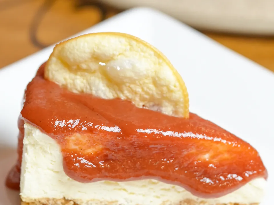 Fatia de cheesecake com calda de goiabada
