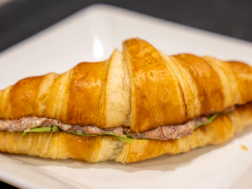 Croissant Divino Maravilhoso servido no prato
