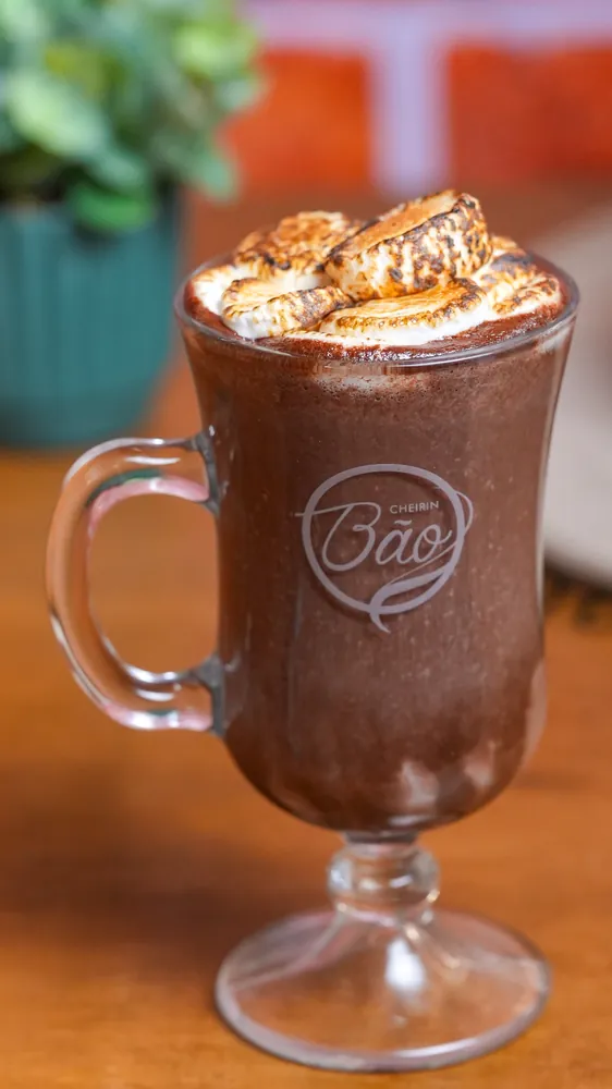 Chocolate quente com marshmallow tostado na caneca de vidro Cheirin Bão