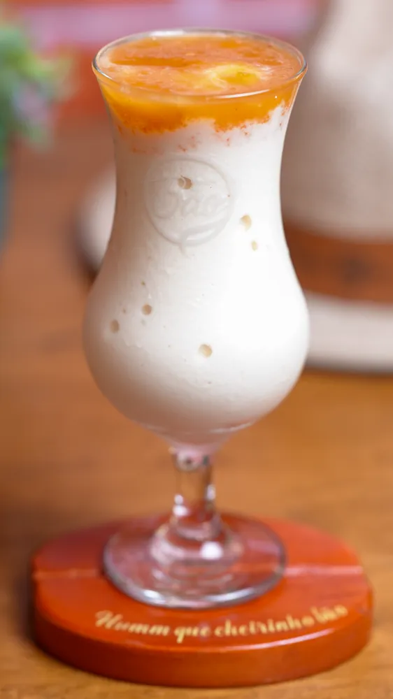 Bebida gelada cremosa na taça Cheirin Bão
