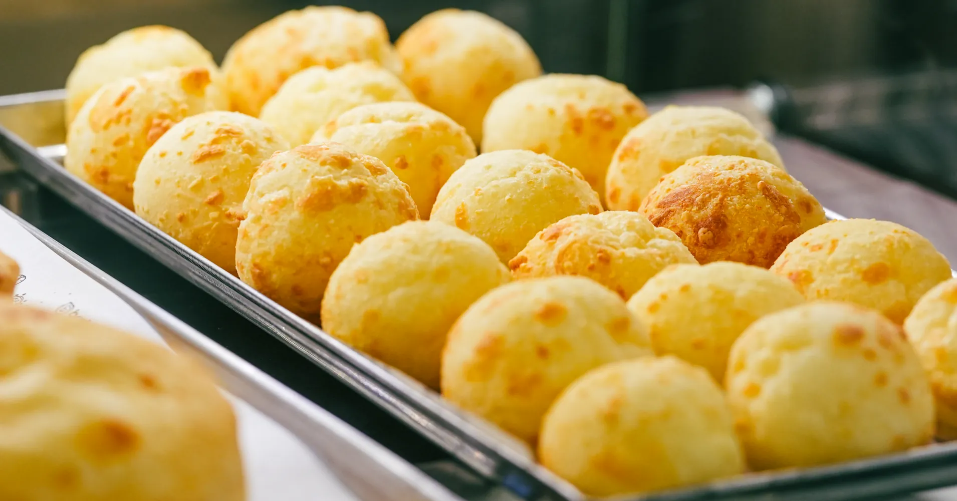 Pães de queijo saindo do forno