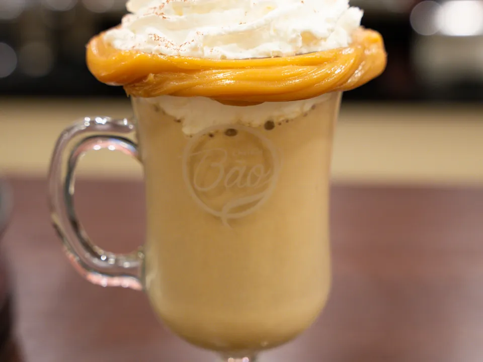 Iced Cappuccino com chantilly e borda de doce de leite