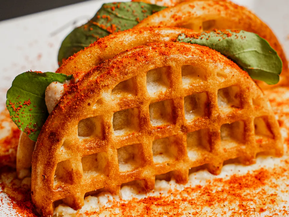 Montanha de Minas: waffle de pão de queijo com frango defumado, rúcula e páprica
