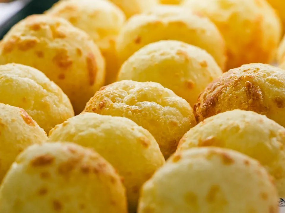 Fornada de pães de queijo quentinhos